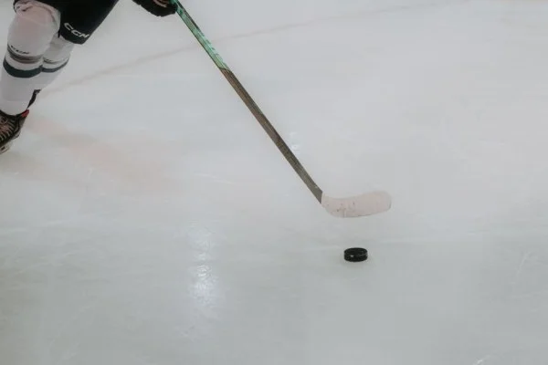 ice hockey pass puck